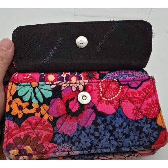 Vera Bradley Womens Floral Quilted Wristlet Wallet With Card Slots & Zipper Pock - Picture 3 of 5
